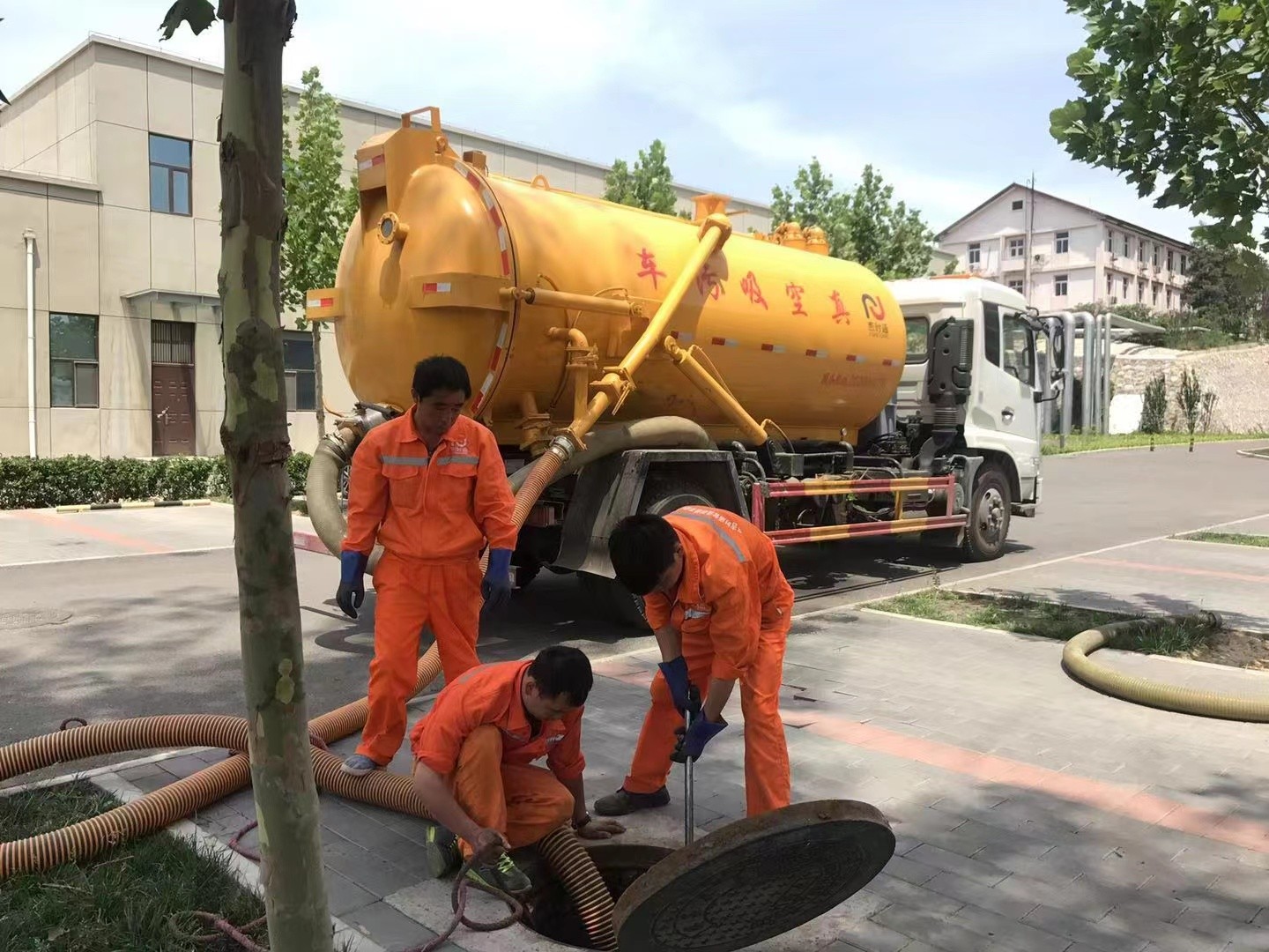 武义管道疏通车停在窨井附近