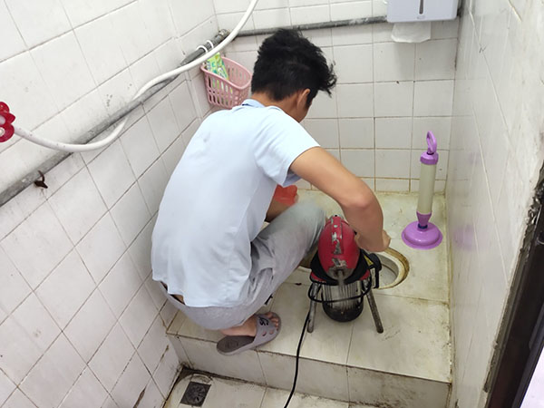 武义管道堵塞冒臭气 专业师傅现场解决问题